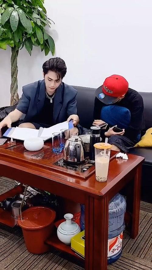 单位同事吃瓜,同事们的八卦盛宴